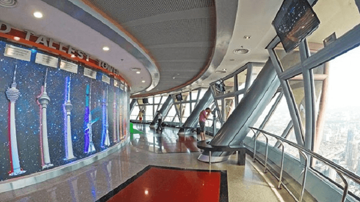 Ngắm nhìn thành phố từ đài quan sát