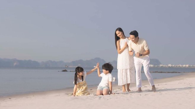Gia đình dạo chơi trên bãi biển Vinpearl Hạ Long