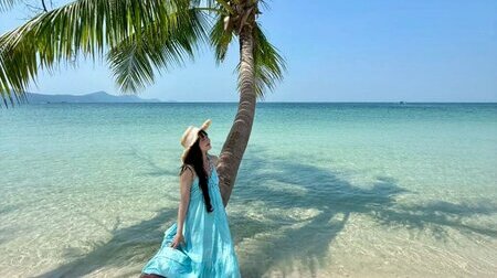 Du khách check in tại biển Phú Quốc