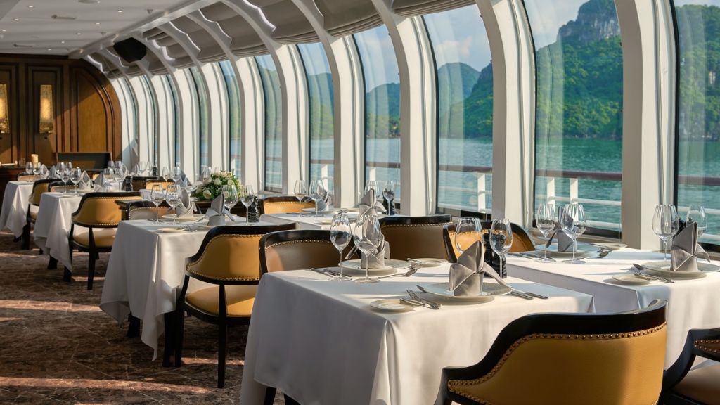 Vừa thưởng thức món ăn du khách cũng có thể vừa ngắm nhìn vẻ đẹp của vịnh qua khung kính