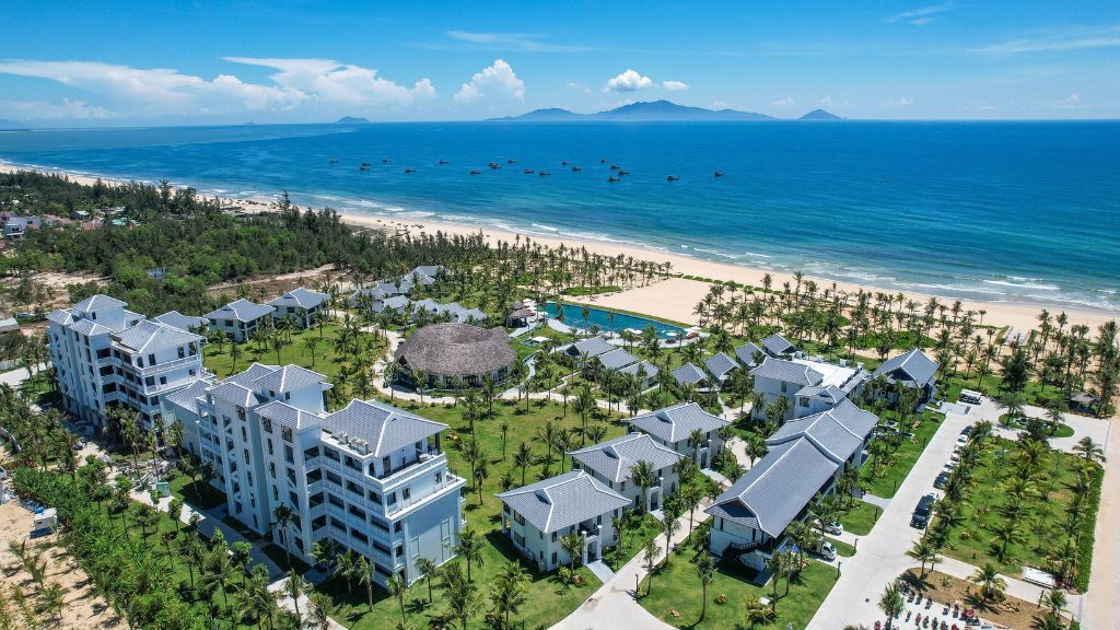 Resort gồm khu khách sạn và villa riêng tư