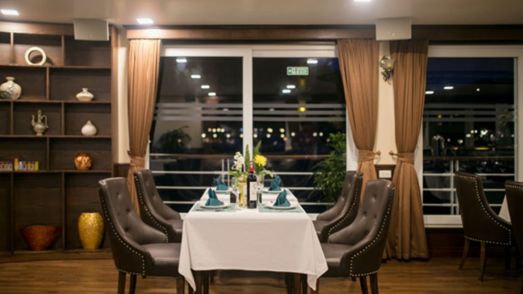 Không gian nhà hàng của du thuyền