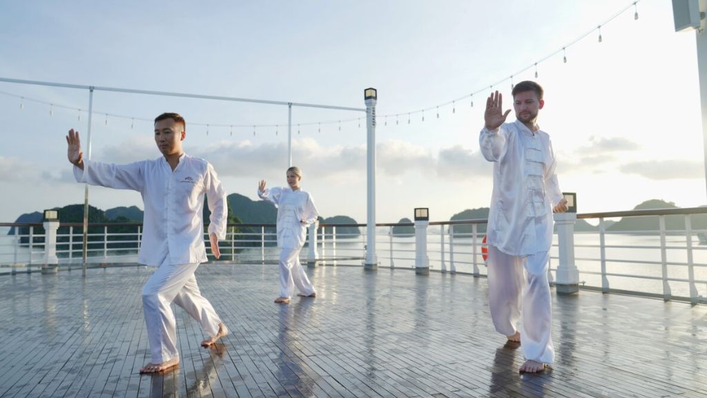 Tham gia lớp học Thái Cực Quyền trên du thuyền