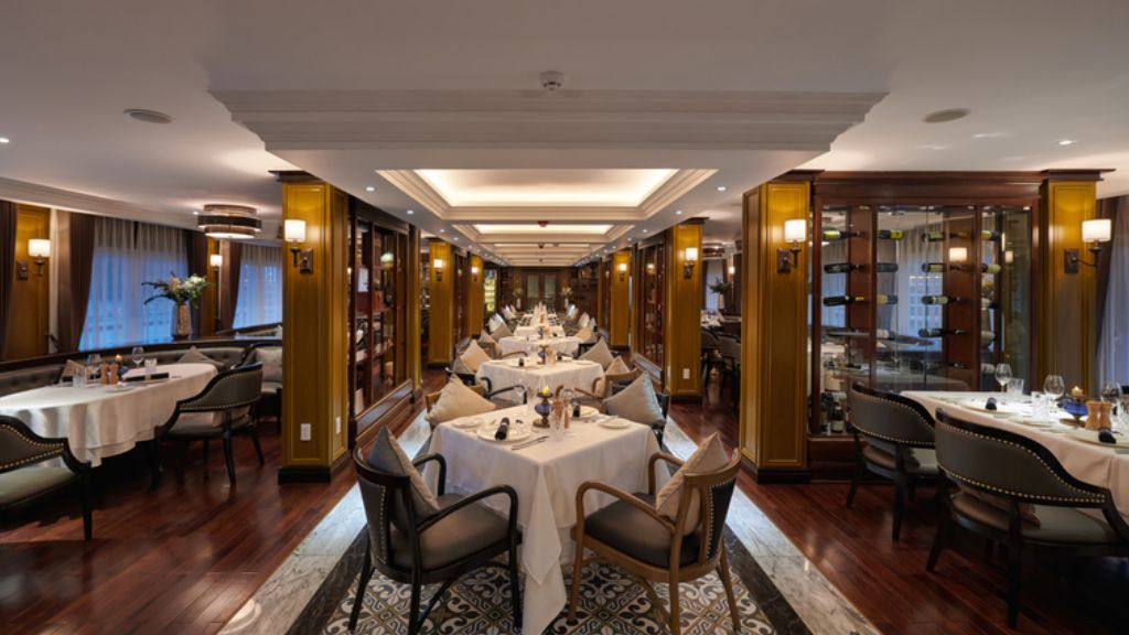Thưởng thức ẩm thực tại nhà hàng của Paradise Grand