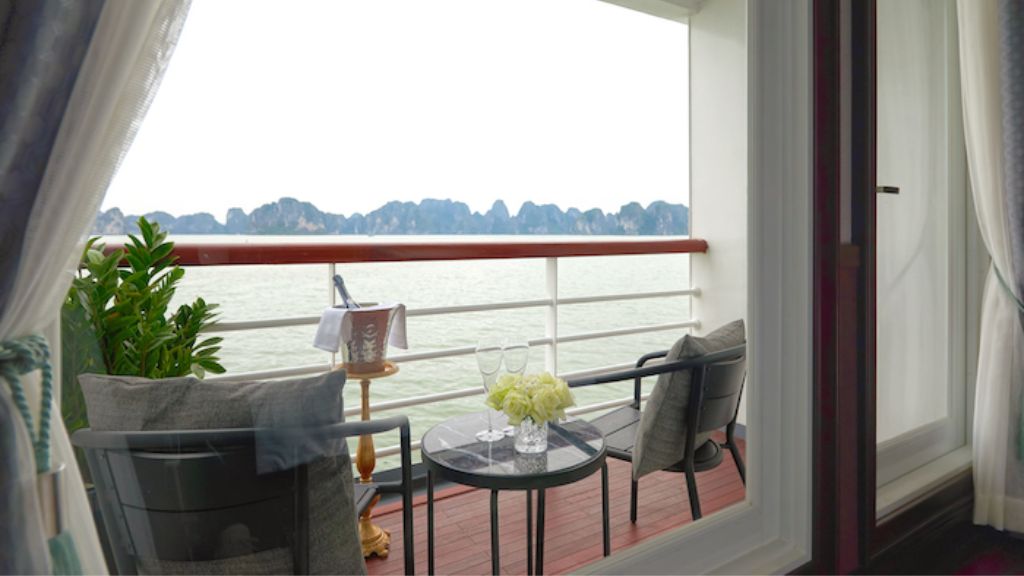 View vịnh từ du thuyền Paradise Grand
