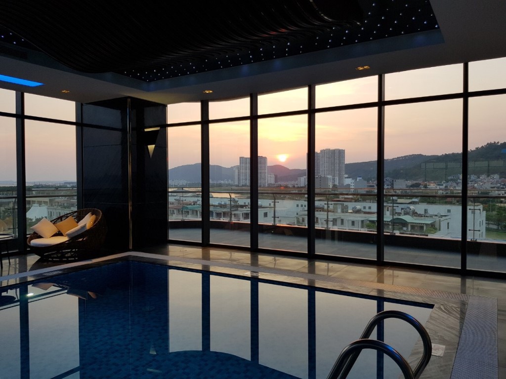 Bể bơi khách sạn Phát Linh Hạ Long