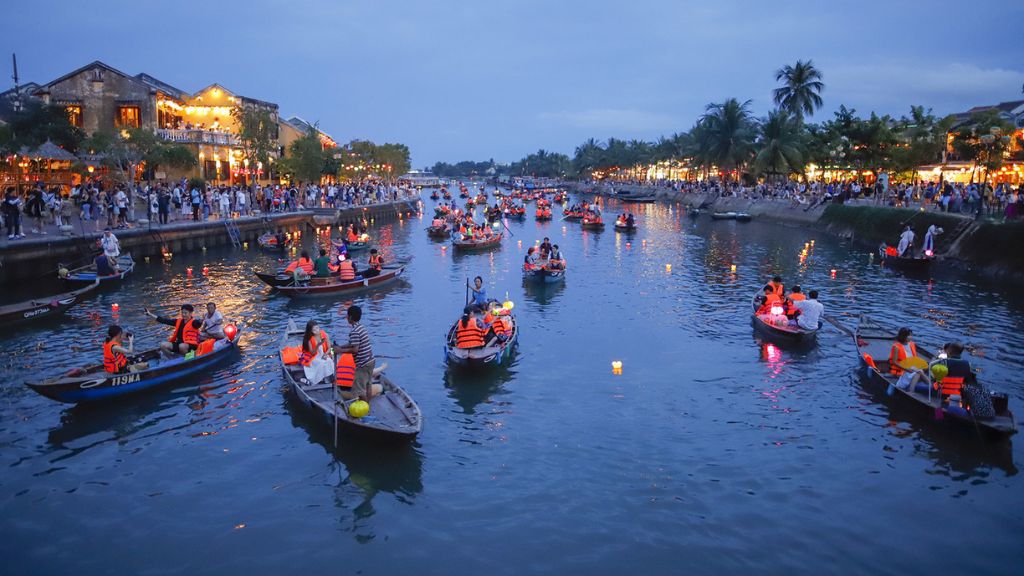 Trải nghiệm thả đèn hoa đăng trên sông Hoài
