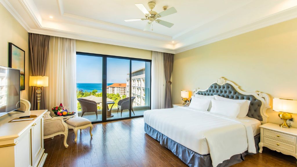 Phòng ngủ tại khách sạn Wyndham Grand Phú Quốc