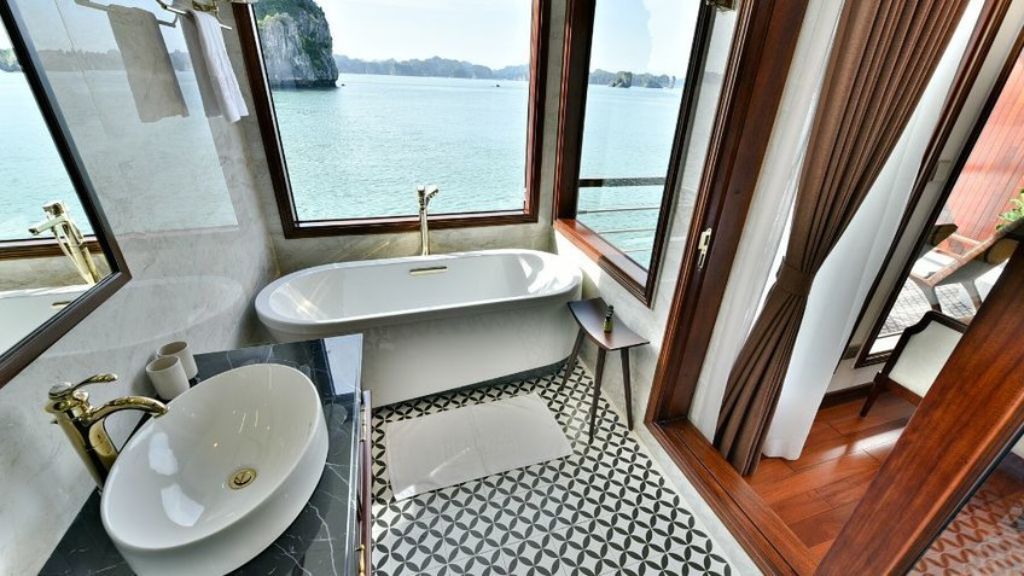 Phòng tắm được thiết kế sang trọng, bồn tắm đucojw đặtcanhfj cửa sổ nhìn ra vịnh