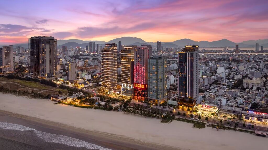 Khách sạn Radisson RED Danang sát biển