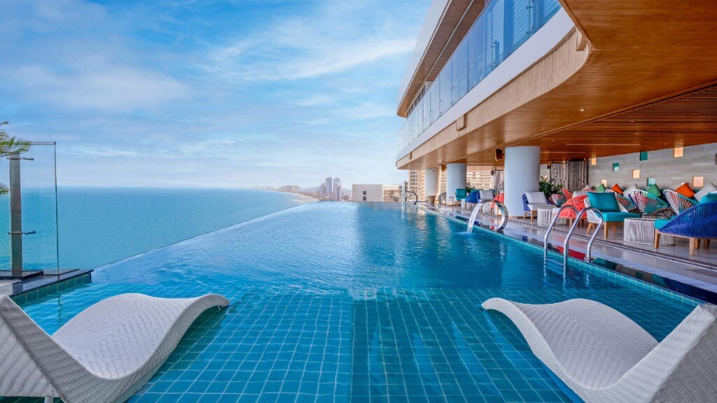 Khu vực hồ bơi vô cực view biển tại Radisson RED Danang