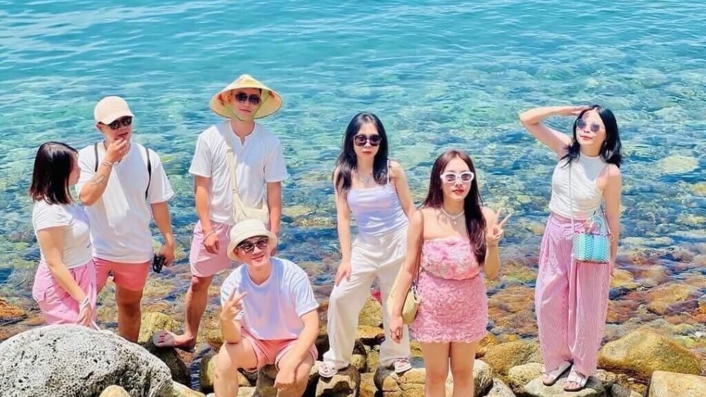 Chụp hình tại biễn Mỹ Khê