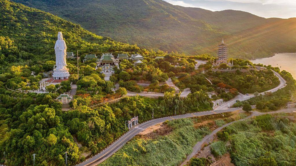 Chiêm bái chùa Linh Ứng linh thiêng