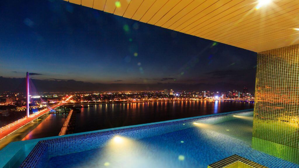 Fivitel Danang Hotel – khách sạn cao tầng với hồ bơi vô cực, tầm nhìn thoáng ra sông Hàn