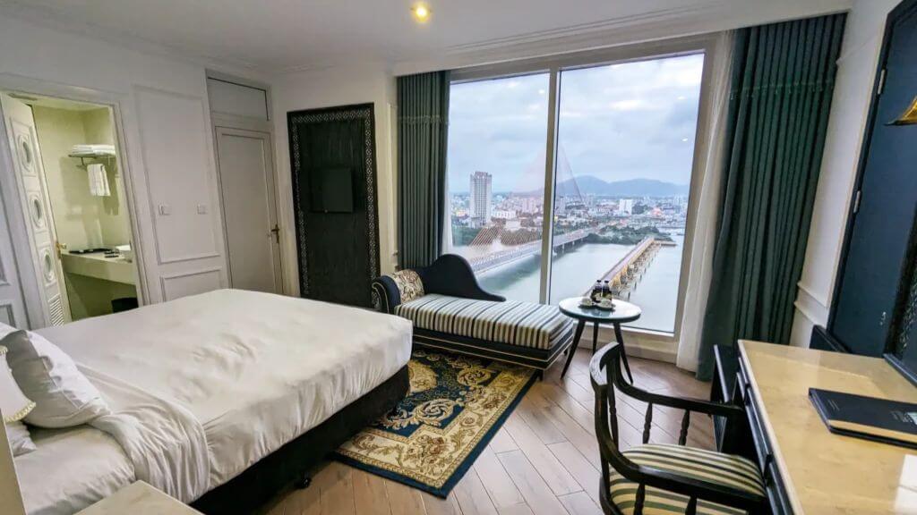 Fivitel Danang Hotel với không gian phòng rộng rãi, hiện đại