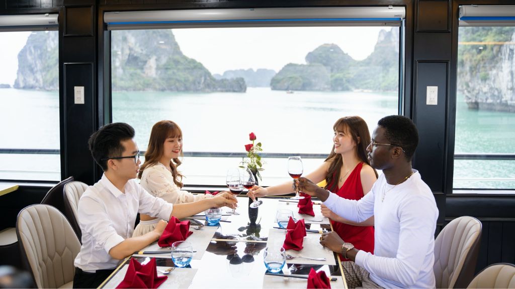 Du khách dùng bữa trên du thuyền