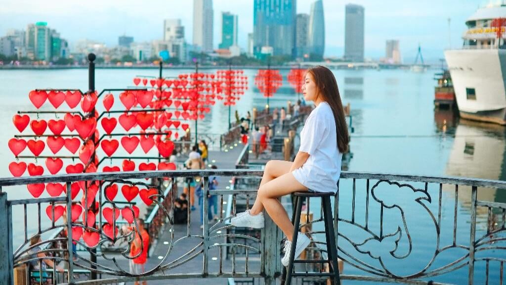Du khách check in Cầu Tình Yêu Đà Nẵng