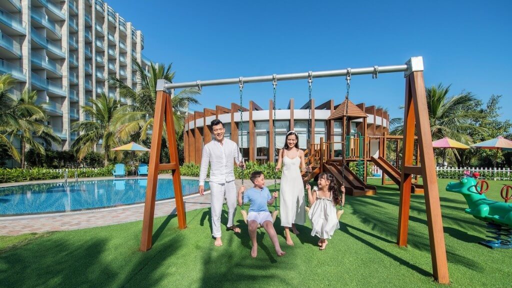 Du khách tận hưởng kỳ nghỉ gia đình tại Vinpearl Resort & Golf Nam Hội An