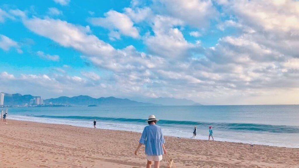 Du khách check in bãi biển Nha Trang