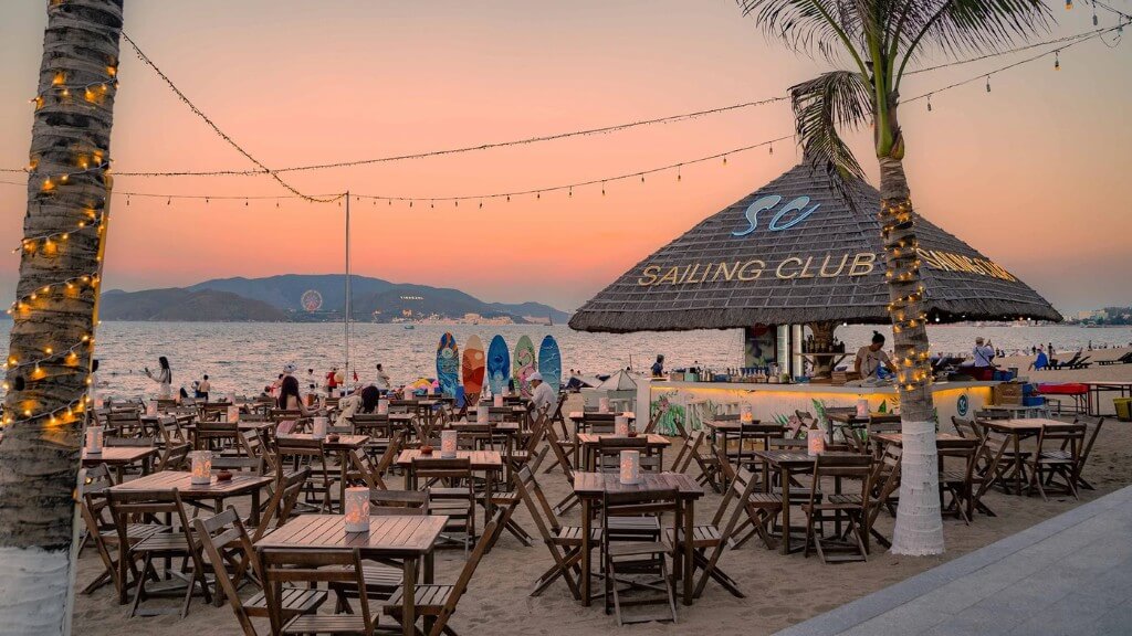 Ngắm hoàng hôn từ Sailing Club Nha Trang