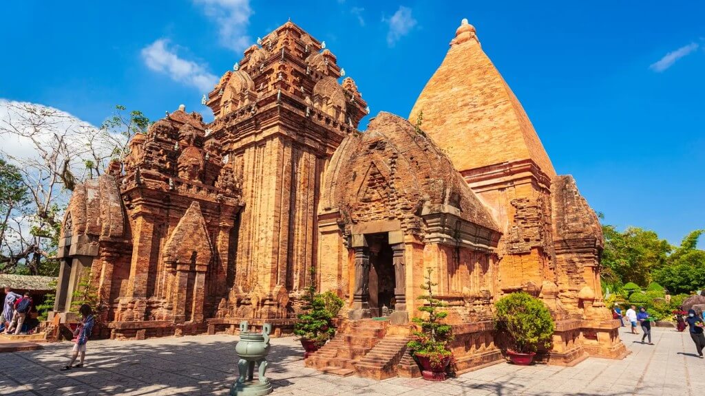 Tháp Bà Ponagar ấn tượng với kiến trúc Chămpa