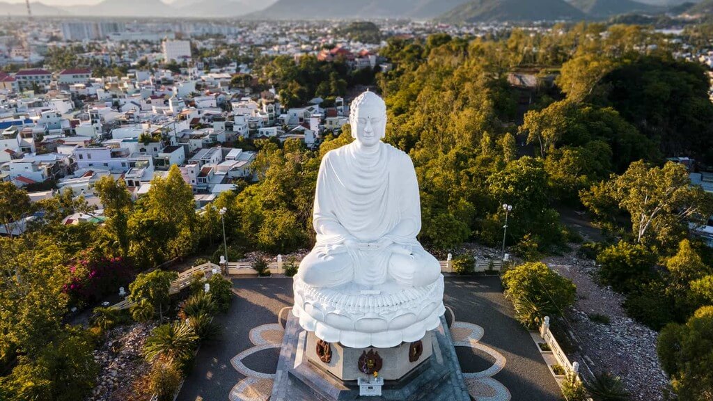 Tượng Kim Thân Phật Tổ ở chùa Long Sơn Nha Trang