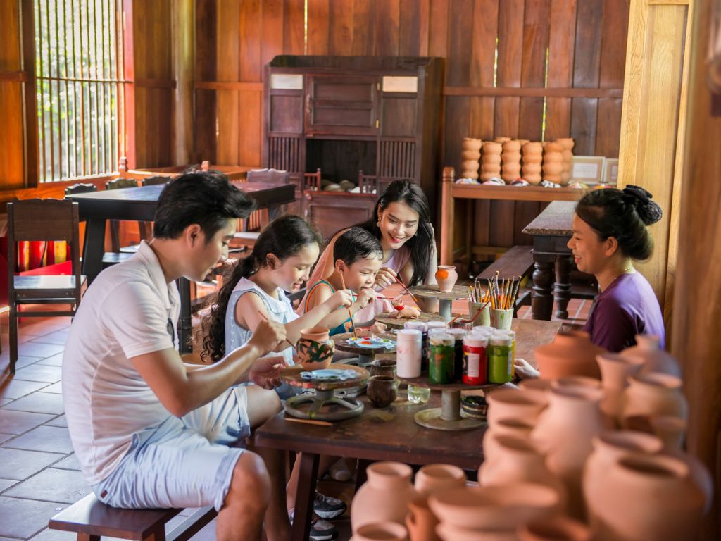 Trải nghiệm làng nghề truyền thống tại VinWonders Nam Hội An