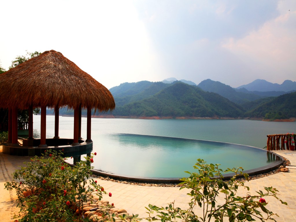 Hồ bơi Mai Châu Hideaway Lake Resort 4*