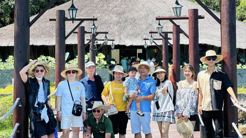 Du khách check in tại Nha Trang