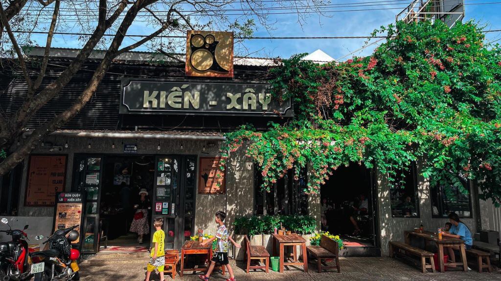 Thưởng thức bún quậy Kiến Xây