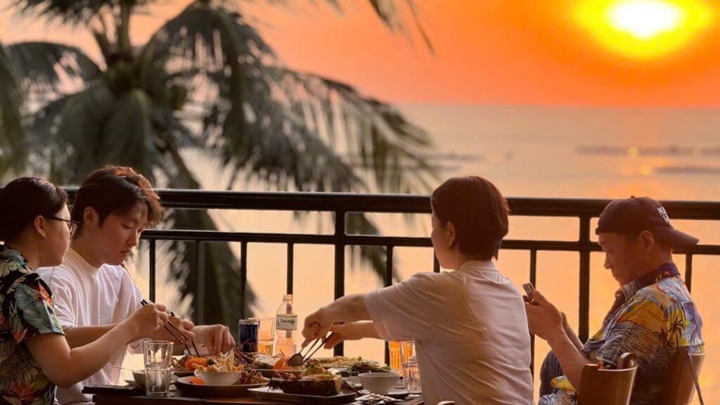 Thưởng thức bữa tối tại thị trấn Dương Đông