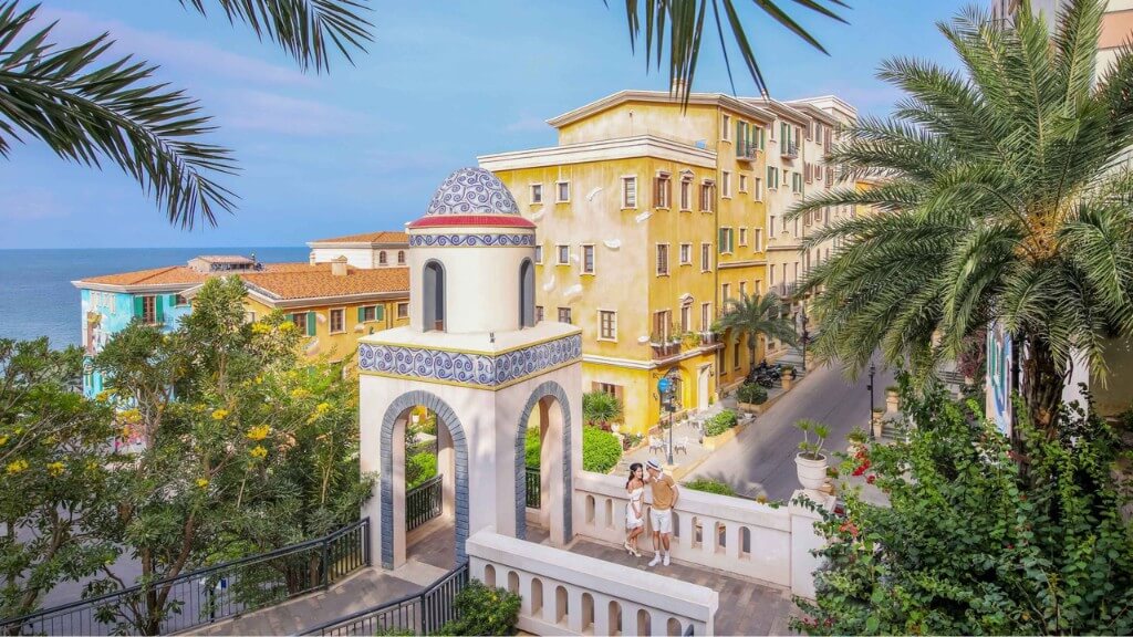 Du khách check in tại Sunset Town Phú Quốc
