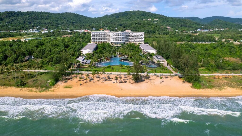 Khách sạn SOL by Melia Phú Quốc tọa lạc sát bãi biển