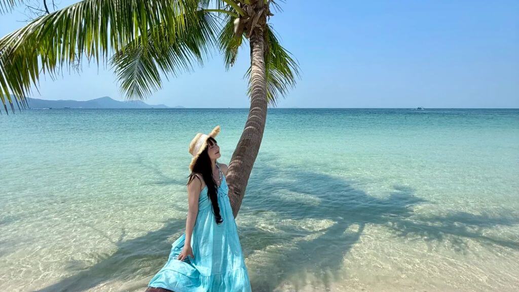 Du khách check in tại biển Phú Quốc