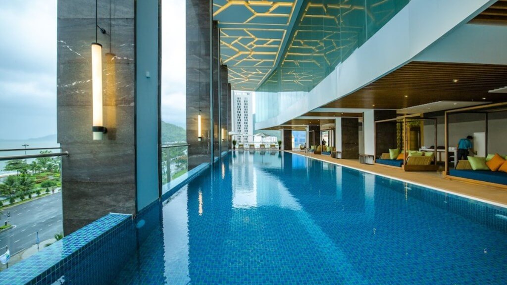 Bể bơi rộng rãi, view biển tại FLC City Hotel Beach Quy Nhơn