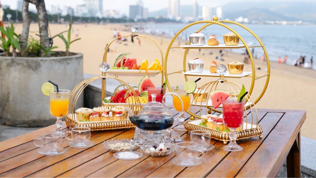 Thưởng thức đồ uống và ngắm biển từ Four Seasons Quy Nhơn
