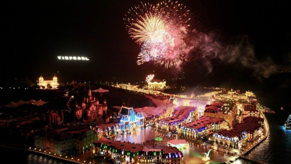 Màn pháo hoa rực rỡ tại VinWonders Nha Trang