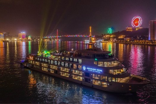 Du thuyền Ambassador ăn tối