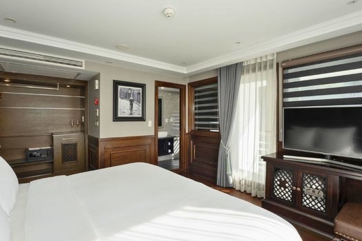 Ambassador Balcony Suite