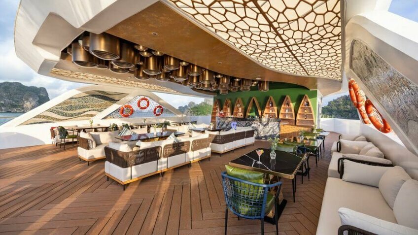 Aurora Sky Bar nằm trên tầng 3 của du thuyền