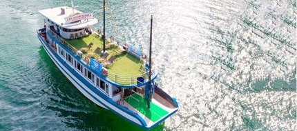 Tầng thượng của du thuyền có view ra vịnh tuyệt đẹp