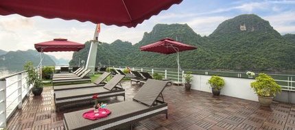 Sundeck trang bị nhiều ghế tắm nắng