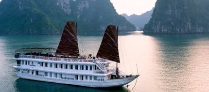 Du thuyền nổi bật trên vịnh Di sản