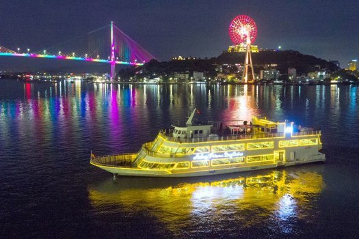 Du thuyền Hạ Long Princess ăn tối