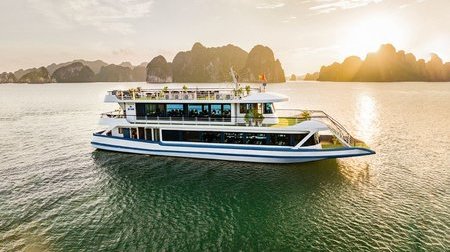 Du thuyền Hercules trong ngày