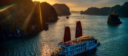 Du thuyền Heritage Line Violet dưới khung cảnh hoàng hôn yên bình