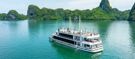 Du thuyền Iris giữa vịnh Hạ Long
