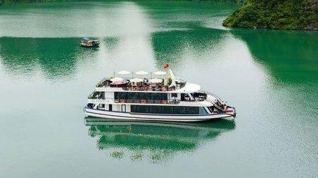 Du thuyền Pamela trong ngày