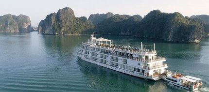 Tàu chạy lịch trình thăm vịnh Lan Hạ