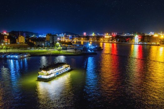 Du thuyền Queen ăn tối